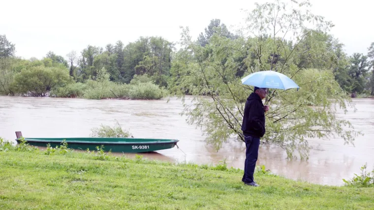 U Hrvatskoj Kostajnici počele pripreme za obranu od poplava, zamućena pitka voda