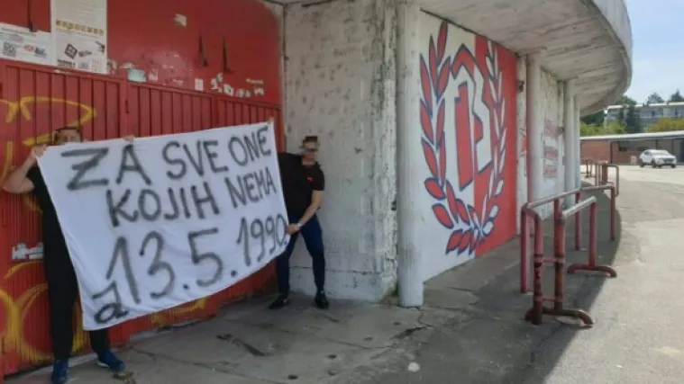 Boysi do&scaron;li pred Zvezdin stadion i razvili transparent o nikad zavr&scaron;enoj utakmici