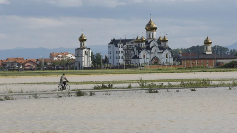 Strah od velikih poplava raste iz sata u sat: Pojedina naselja u BiH prometno odsječena