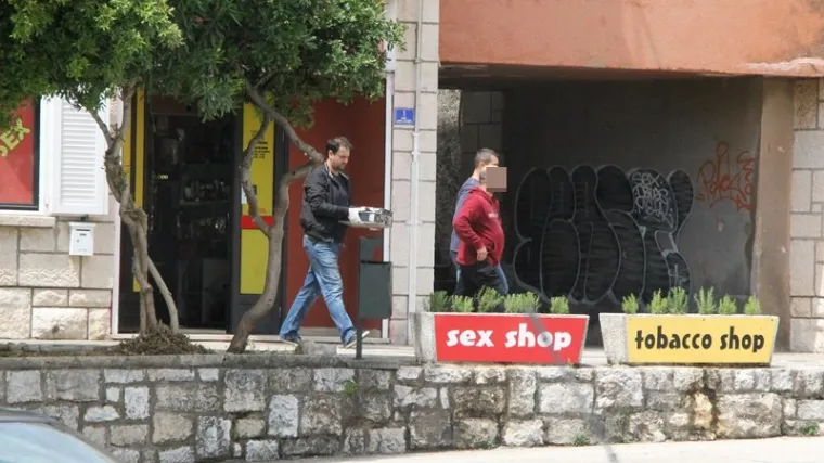 VIDEO Policija u sklopu velike akcije upala u seks shop i uhitila jednu osobu!