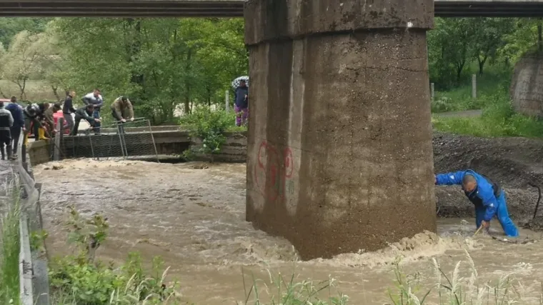 Pao u nabujali potok: Nastavlja se potraga za dječakom (6), obitelj pretraživala teren do kasno u noć