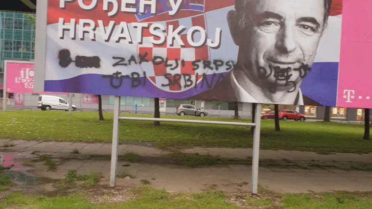 Plakat Milorada Pupovca uni&scaron;ten usta&scaron;kim simbolima i porukama: 'Zakolji srpsku djecu'
