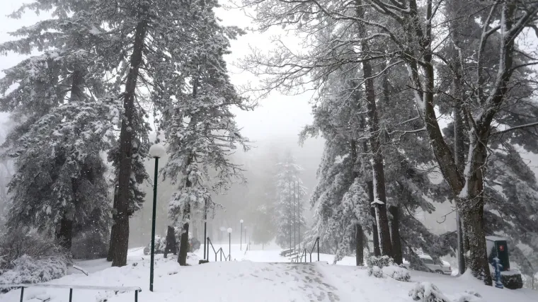 Zimska idila na Sljemenu u svibnju: Snijeg i dalje pada, ima ga i na Zavižanu i Gorskom kotaru