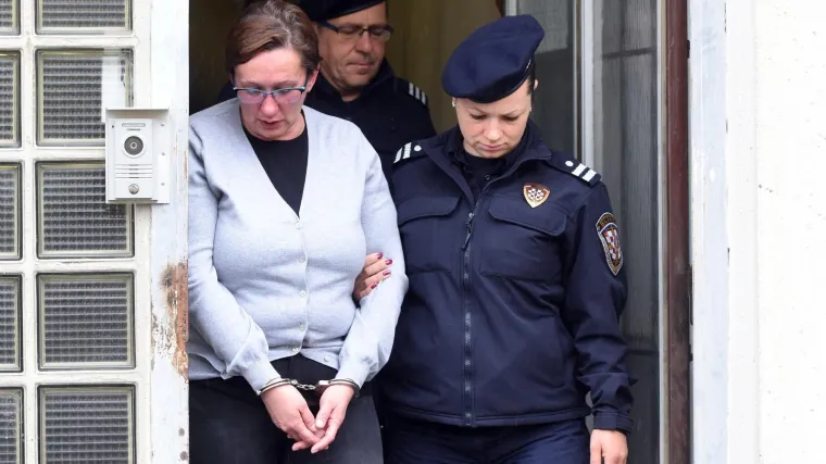 'A majka svaki dan stoji na grobu, pognute glave'