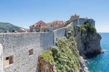 Užas u Dubrovniku: Amerikanac pao s dubrovačkih zidina na terasu samostana, teško je ozlijeđen!
