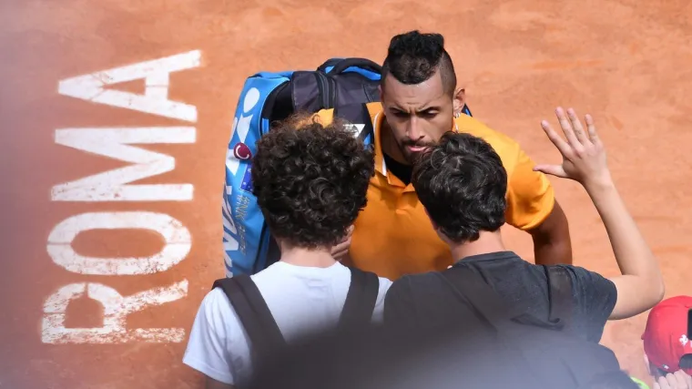 Kontroverzni Australac napravio neviđeni cirkus, bacio stolicu u teren pa se pokupio s terena