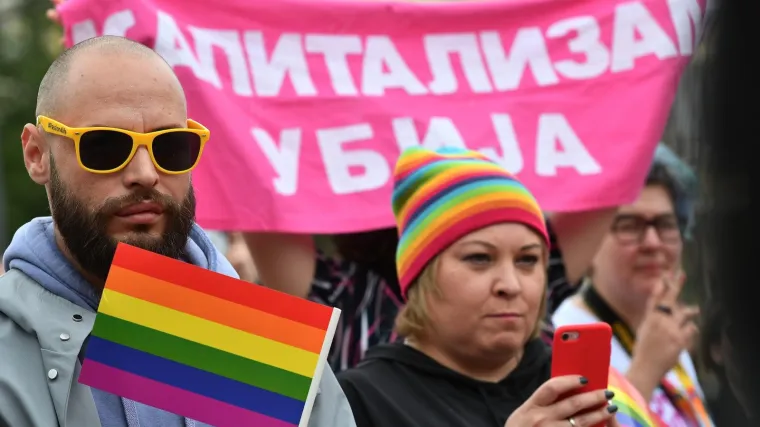 U Novom Sadu održana prva Parada ponosa, srednjoškolci vikali: 'Ubij pedera' i 'Idite na Kosovo'