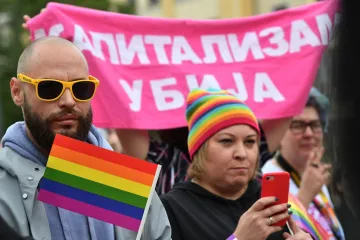 U Novom Sadu održana prva Parada ponosa, srednjoškolci vikali: 'Ubij pedera' i 'Idite na Kosovo'