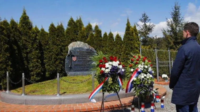 'Srami se, skuplja&scaron; glasove na kostima na&scaron;ih predaka'