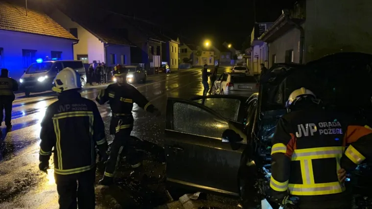 Na problematičnom križanju ozlijeđeno vi&scaron;e osoba, vatrogasci spa&scaron;avali &scaron;tene iz auta