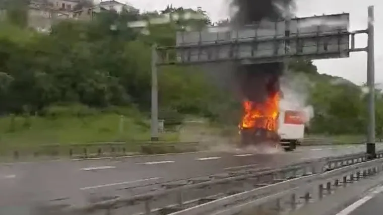 Buktinja kod Rijeke: Vatra 'progutala' kamion na zaobilaznici, srećom nema ozlijeđenih