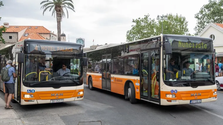 Prekrasna gesta vozača! Zaustavio je autobus i primio uplakanu djevojčicu za ruku...