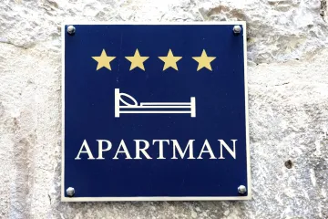 'Na balkonu su od lonaca za cvijeće napravili roštilj; Deset danas smo čistili iza petero Talijana'