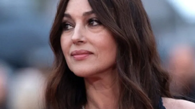 Fatalna Monica Bellucci pokazala dekolte na crvenom tepihu u Cannesu
