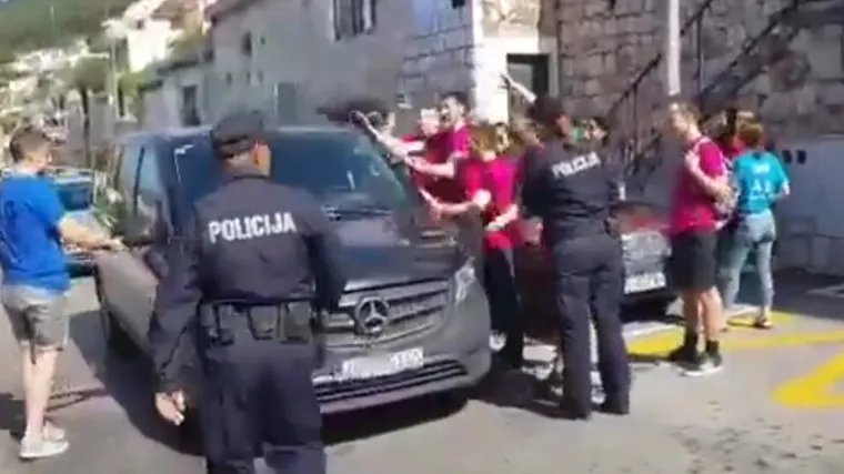 VIDEO Veseli maturanti iznervirali vozača, do&scaron;la i policija: 'Udara&scaron; mi po autu od 60 tisuća eura!'