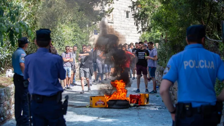 Situacija izmakla kontroli, petero maturanata odbilo poslu&scaron;ati naredbu