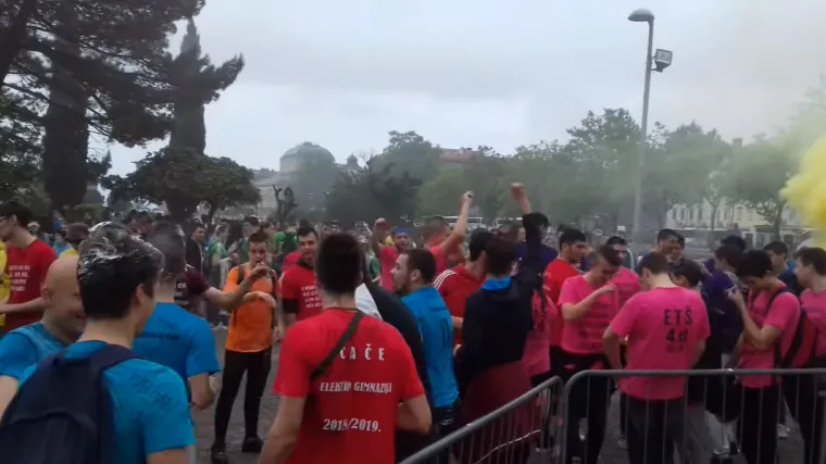 Maturanti urlali ustaški pozdrav, čuju se povici: 'Ajmo, ustaše'