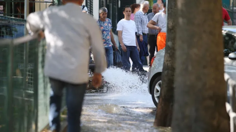 BUJICE VODE SLIJEVAJU SE U CENTAR SPLITA! Pukla magistralna cijev, dio grada bez pitke vode, ali problem bi se mogao proširiti