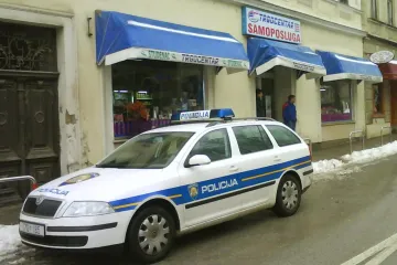 Muškarac napao 18-godišnjaka, ubo ga u glavu i prisilio da provali u trgovinu