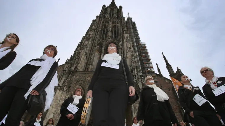 Ne prestaje bunt tisuća žena, povukle su neke radikalne poteze