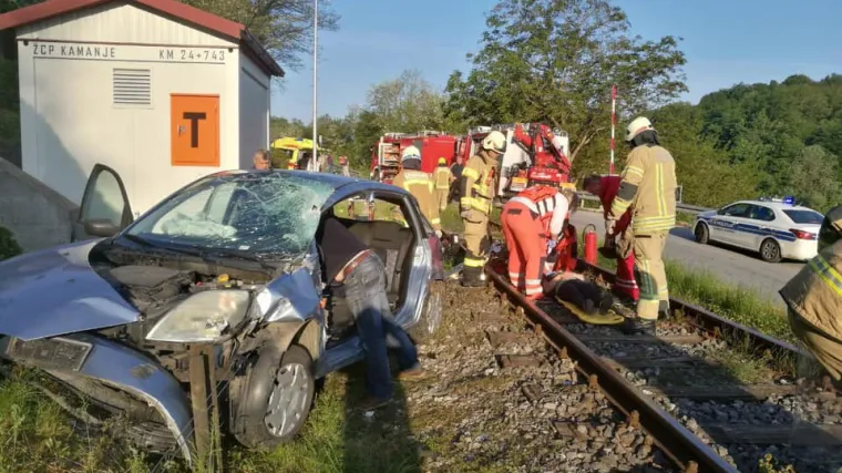 Čudo kod Karlovca: Vlak naletio na automobil, vozačica pro&scaron;la s lak&scaron;im ozljedama