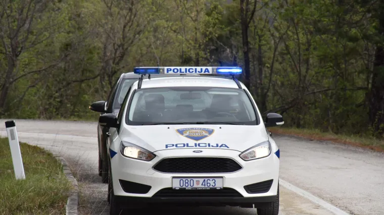 Mercedes sletio s kolnika, poginula žena