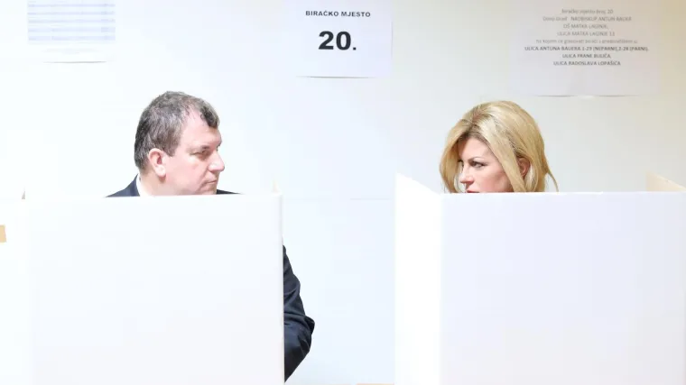 Predsjednica glasala u pratnji supruga Jakova: 'Ove biračke kutije kao da su iz 19. stoljeća!'