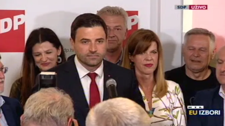 VIDEO Euforija u stožeru SDP-a, Bernardić u suzama: 'Ovo je uspjeh ujedinjenog SDP-a!'