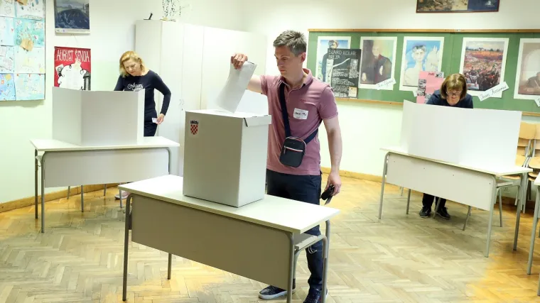 Odaziv puno veći nego prije pet godina; Gužve na birali&scaron;tima u Srbiji