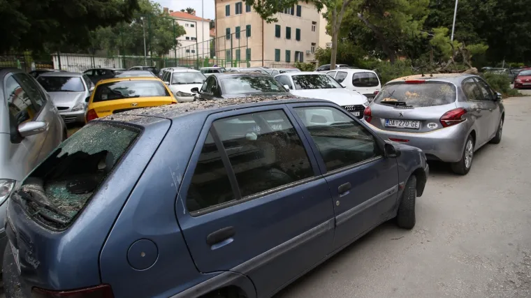 U Splitu pala stabla i o&scaron;tetila pet parkiranih vozila