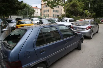 U Splitu pala stabla i oštetila pet parkiranih vozila