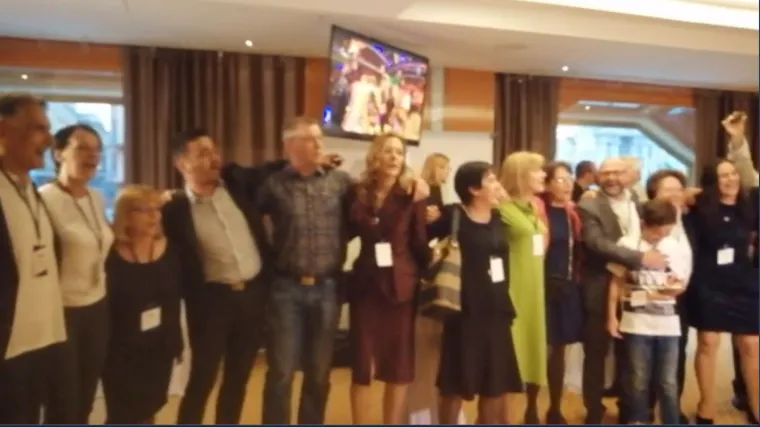 Ankete im daju neočekivani mandat, u stožeru odjekivala 'Moja domovina'