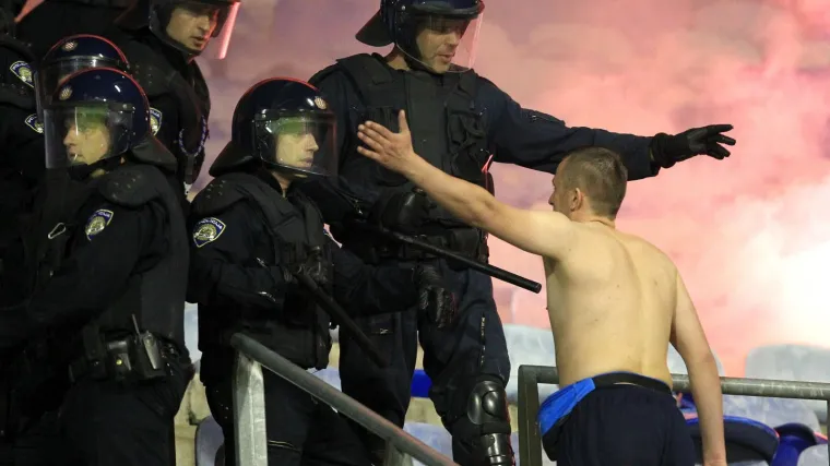 'Glava mu je puna hematoma, nos i čeljust slomljeni...'