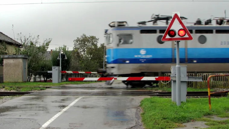 Za dlaku izbjegao sigurnu smrt: Auto mu zapeo u tračnicama, a  onda je nai&scaron;ao teretni vlak