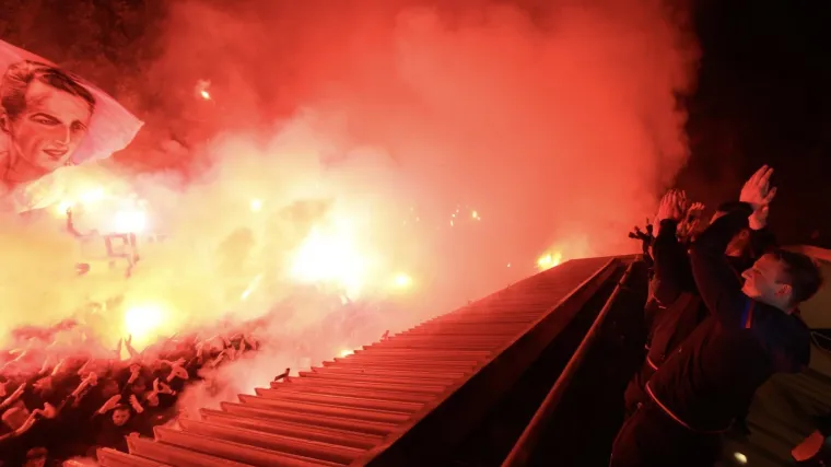 Torcida&scaron;i pretukli slučajnog prolaznika: 'Napukla mu je lubanja, slomili su mu nos i čeljust'