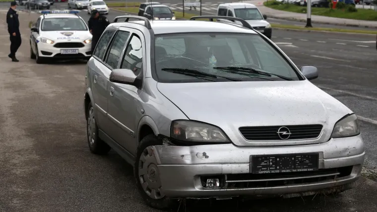 FOTO Natočio gorivo pa odjurio! U bijegu pred policijom probio rampu na Lučkom