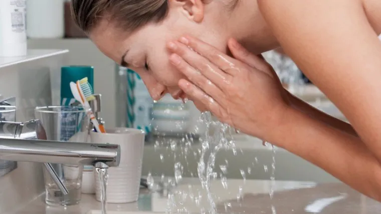 Za&scaron;to bi trebali umivati lice uljem, a ne sapunom?