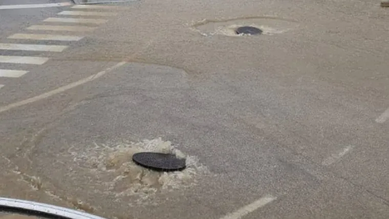 VIDEO Drni&scaron; pogodile jaka ki&scaron;a i krupa: Voda izvire iz &scaron;ahtova, poplavljene ulice i igrali&scaron;te