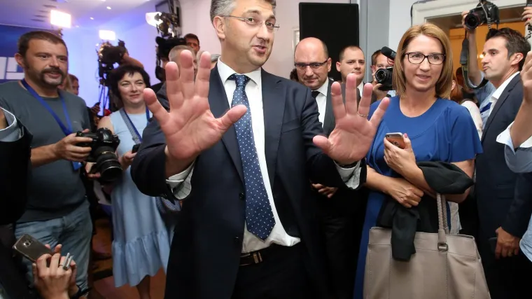 Crni labud, Pamela Anderson, niski tonus, referendumi, mediji i Milijan Brkić. Plenković? Ma kakvi!