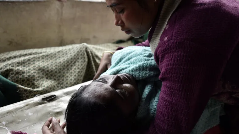 Siroma&scaron;ni farmeri i radnici pili otrovni alkohol, umrla je 21 osoba, jo&scaron; ih je 67 u kritičnom stanju