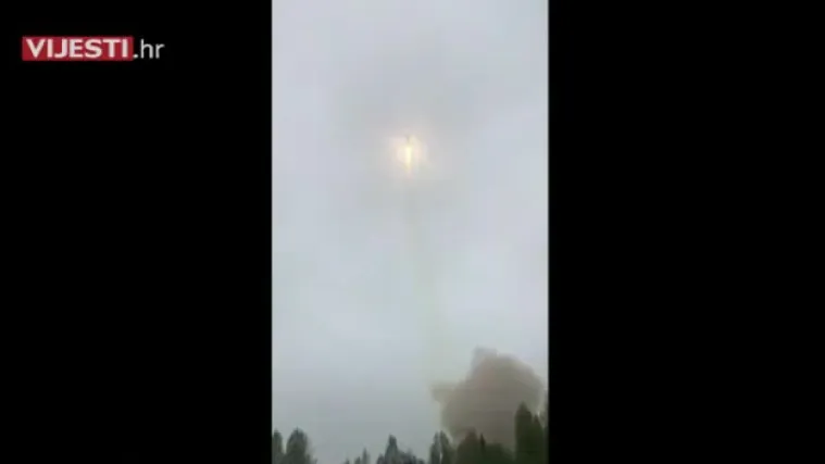 Pogledajte nevjerojatan trenutak: Rusku raketu tijekom lansiranja u svemir pogodio grom!