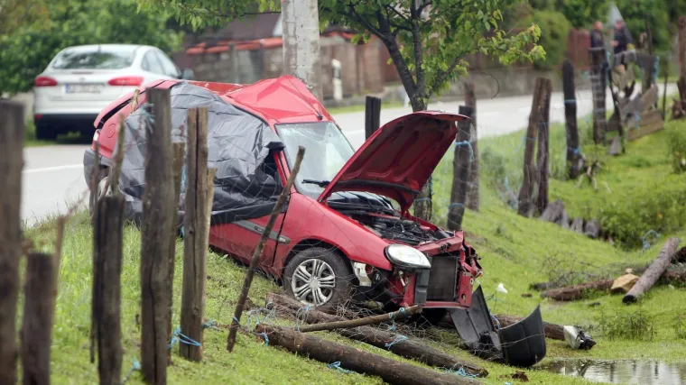 Sletjela s ceste i udarila automobilom u betonski električni stup