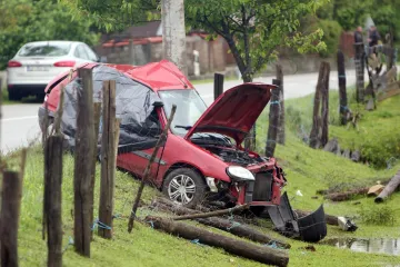 Sletjela s ceste i udarila automobilom u betonski električni stup