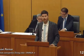 Evo kako je potrošio punih osam minuta za govornicom