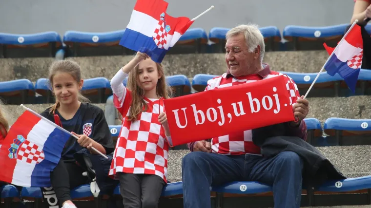 [FOTO] NEZABORAVAN DOČEK REPREZENTACIJE U OMI&Scaron;U: Pogledajte kako su Dalmatinci nakon četiri godine izbivanja ugostili Vatrene