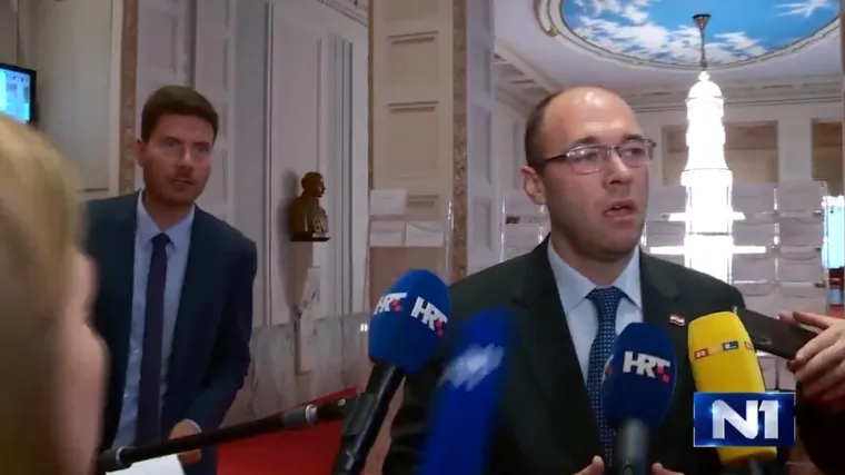 'Gospodine, molim vas, možete li se udaljiti'