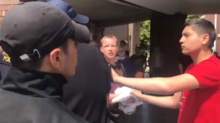 VIDEO Policija smirivala situaciju: Do&scaron;li s transparentom pa prosvjednici nasrnuli na njih