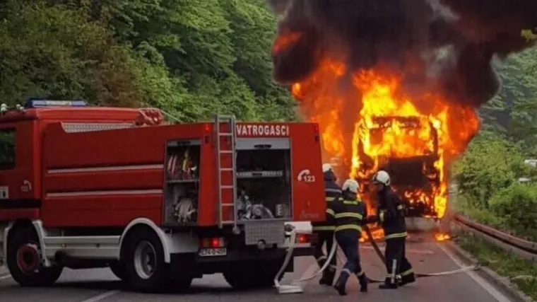 Nema ozlijeđenih: Kod Konjica izgorio autobus iz Vukovara, ostala samo metalna konstrukcija