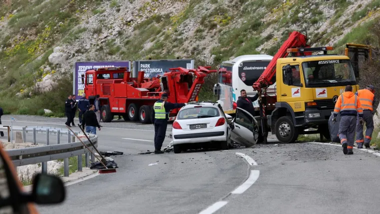Kod Bakarca podletjela pod Arrivin autobus: Poginula vozačica peugeota, vozilo potpuno smrskano