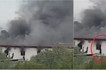 Na snimci se vidi kako ljudi skaču kroz prozor da bi se spasili